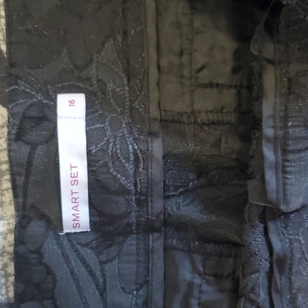 Smart set Black Embossed shorts size 16 - Picture 2 of 4